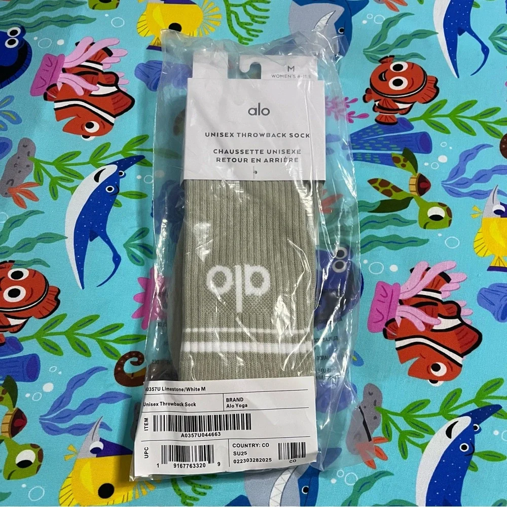 New Alo Yoga Unisex Half Crew Throwback Socks in Limestone/White - Picture 3 of 6